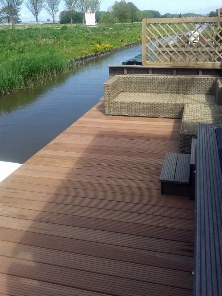 Steiger aan het water.
